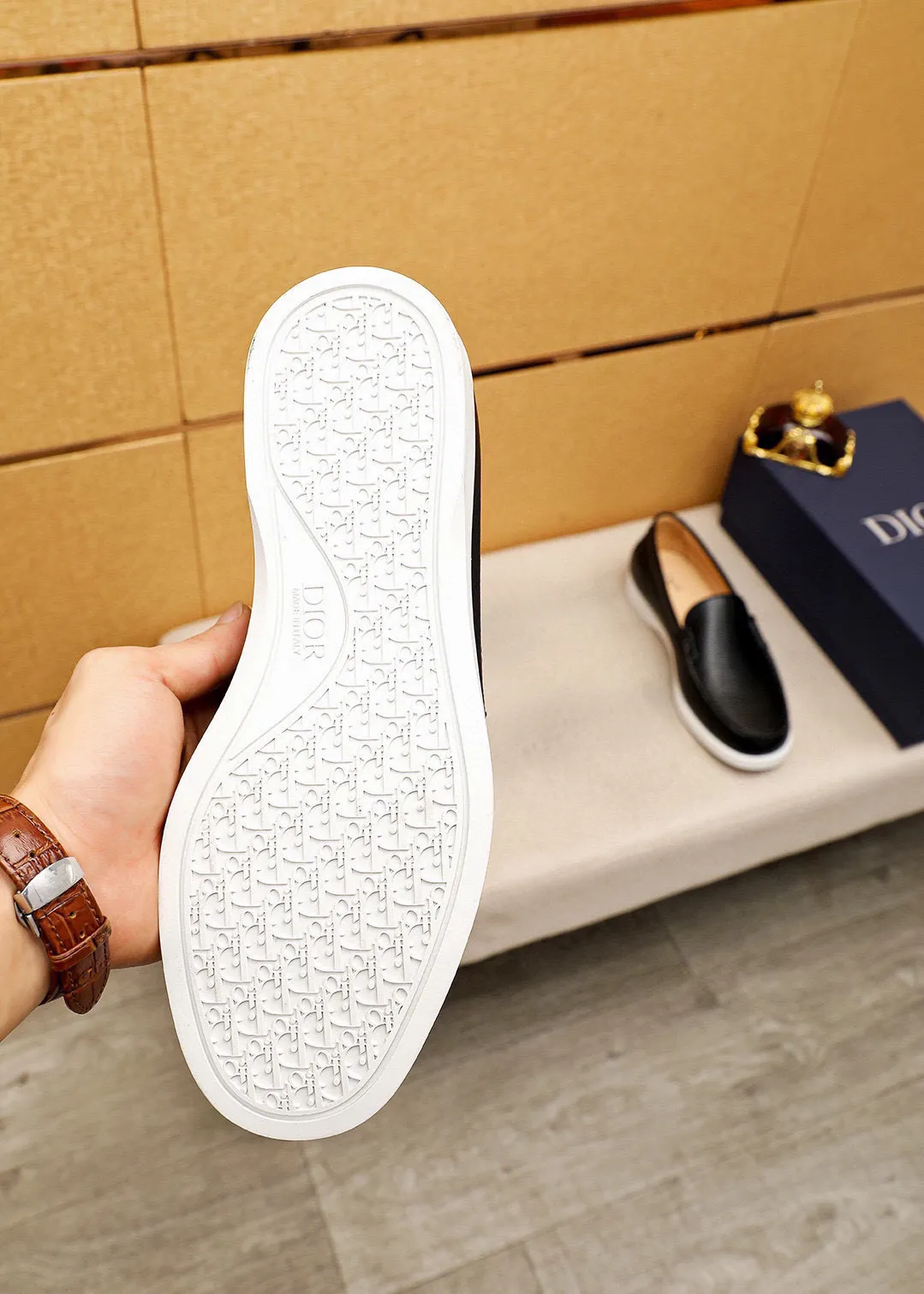 Men's shoes 💰460 💐 Product trademark: Dior "Dior" casual leather shoes Regular size: 38-44 (45.46.47🉑️customized) Product materials: Selected first-layer lychee calfskin upper imported from Italy, imported water-dyed 🐂 cowhide lining. Strong three-dimensional visual effect, rubber outsole Color: 3⃣️colors available